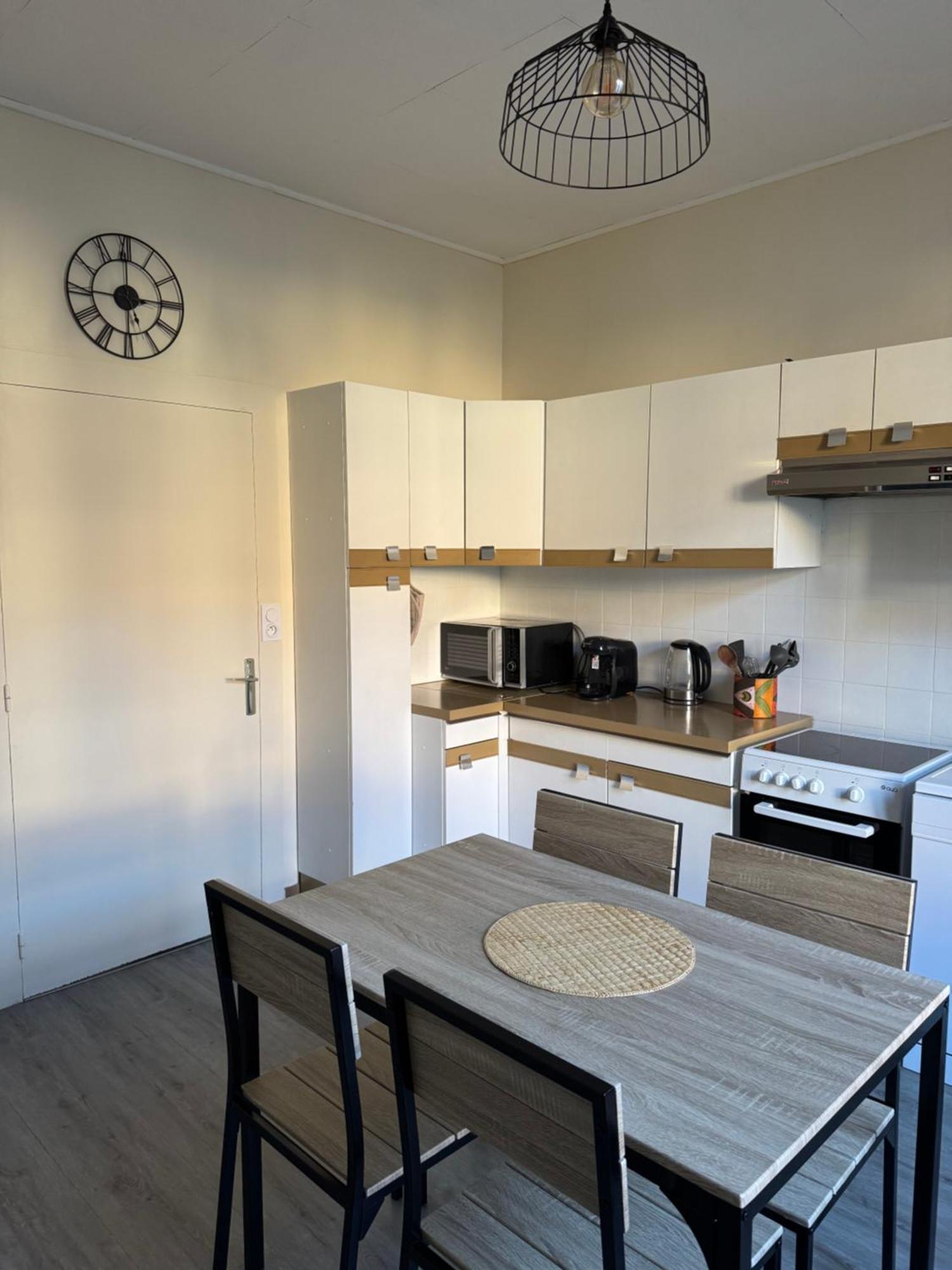 Appartement T4 70M2 - Meuble - Centre Ville - Proche Thermes Lons-le-Saunier Exteriör bild